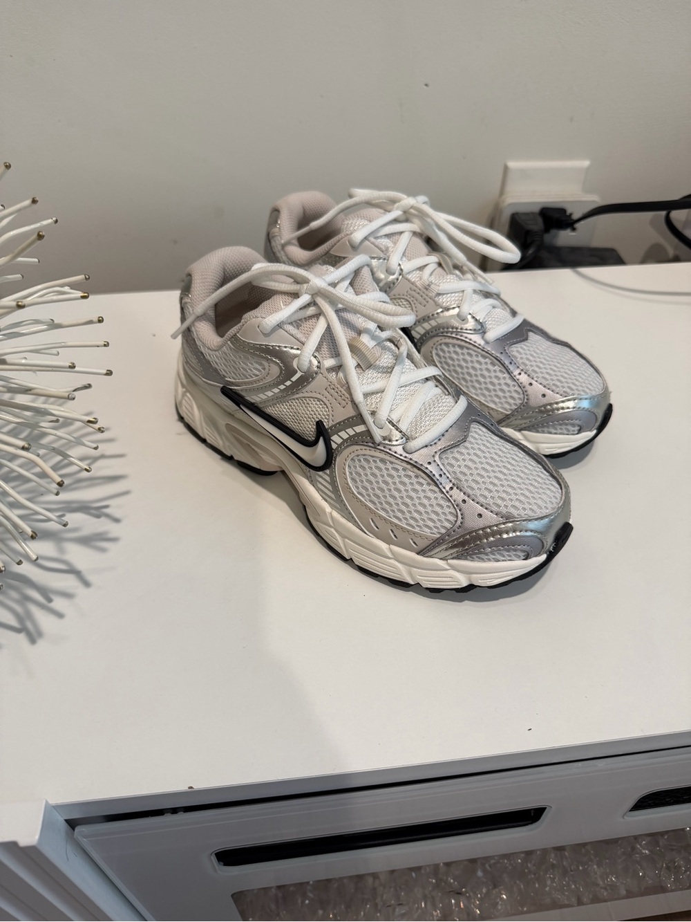 Nike V5 RNR White, Silver and Black Mesh Running Sneakers size 6.5